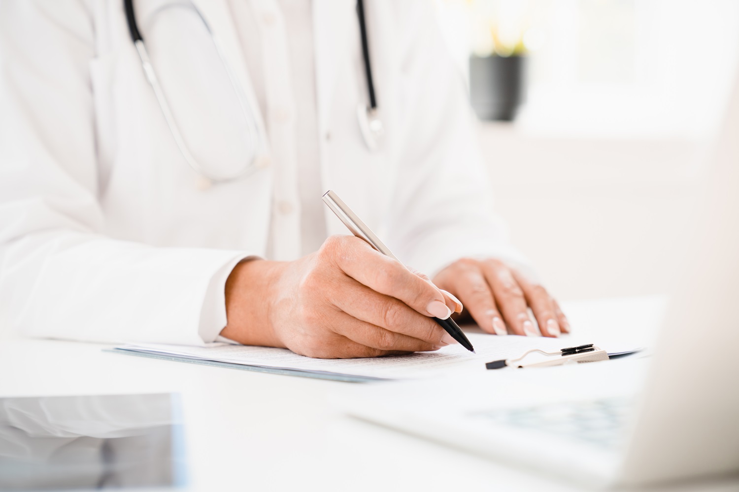 Doctor`s hands writing prescriptions to medicines drugs for diagnosis ill patients at hospital desk